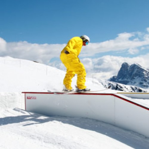 man in geel pak op jump