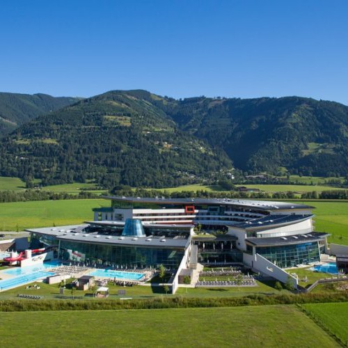 Tauern spa in een grasveld