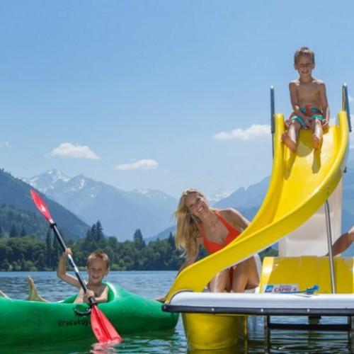 Gezin met glijbaanbootje op de Zeller See